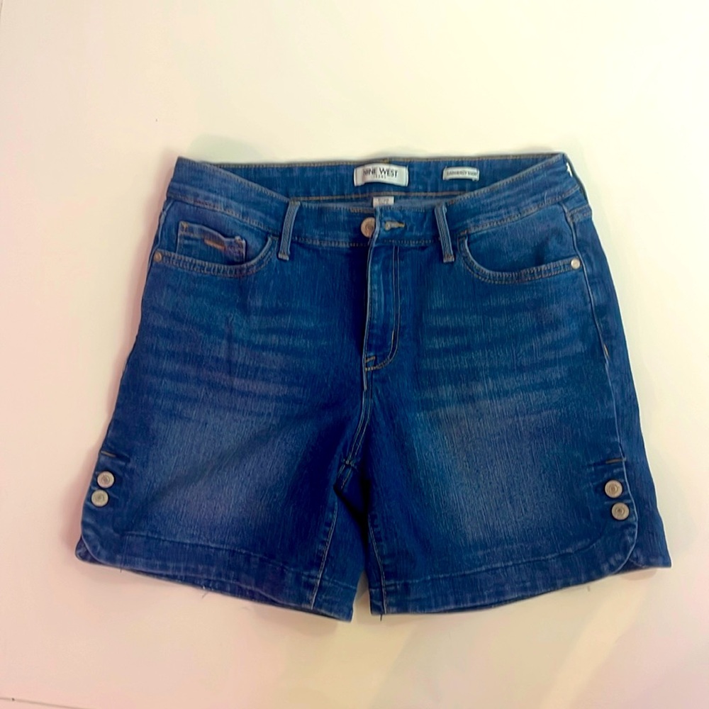 Nine West size 6/28 Gramercy short Jean shorts with side button detail like new